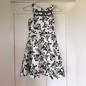 Girls Size Small. Very Pretty Sleeveless Dress